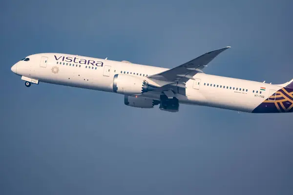 stock image New Delhi, India, April 16 2023 - Vistara Airbus A320 neo take off from Indra Gandhi International Airport Delhi, Vistara domestic aeroplane flying in the blue sky during day time