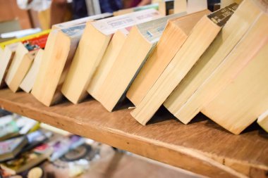 Yeni Delhi, Hindistan, Eylül 09 2023 - Delhi Uluslararası Kitap Fuarı 'ndaki bir kitap standında raflarda bulunan çeşitli kitaplar, Yıllık Kitap Fuarı' nda sergilenen kitaplar.