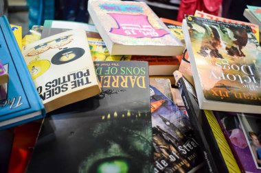 Yeni Delhi, Hindistan, Eylül 09 2023 - Delhi Uluslararası Kitap Fuarı 'ndaki bir kitap standında raflarda bulunan çeşitli kitaplar, Yıllık Kitap Fuarı' nda sergilenen kitaplar.