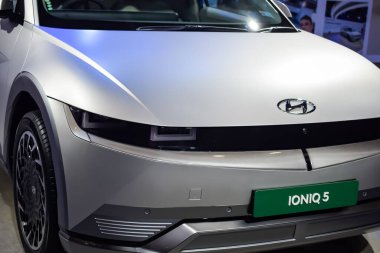 Noida, Uttar Pradesh, Hindistan, 28 Kasım 2023 - Otomobil Fuarı 2023 'te sergilenen tamamen otonom elektrik, dizel ve benzin otomobili. Otomobil geleceği için tasarlanmış yaratıcı bir araba.