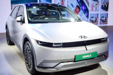 Noida, Uttar Pradesh, Hindistan, 28 Kasım 2023 - Otomobil Fuarı 2023 'te sergilenen tamamen otonom elektrik, dizel ve benzin otomobili. Otomobil geleceği için tasarlanmış yaratıcı bir araba.