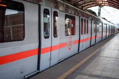 Yeni Delhi Hindistan - 09 Ekim 2023 - Delhi Metro treni Yeni Delhi, Hindistan, Asya 'daki Jhandewalan metro istasyonuna varıyor.