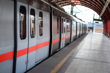 Yeni Delhi Hindistan - 09 Ekim 2023 - Delhi Metro treni Yeni Delhi, Hindistan, Asya 'daki Jhandewalan metro istasyonuna varıyor.