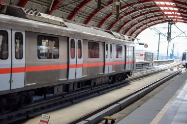 Yeni Delhi Hindistan - 09 Ekim 2023 - Delhi Metro treni Yeni Delhi, Hindistan, Asya 'daki Jhandewalan metro istasyonuna varıyor.