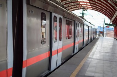 Yeni Delhi Hindistan - 09 Ekim 2023 - Delhi Metro treni Yeni Delhi, Hindistan, Asya 'daki Jhandewalan metro istasyonuna varıyor.