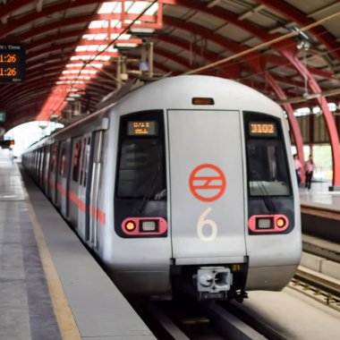 Yeni Delhi Hindistan - 09 Ekim 2023 - Delhi Metro treni Yeni Delhi, Hindistan, Asya 'daki Jhandewalan metro istasyonuna varıyor.