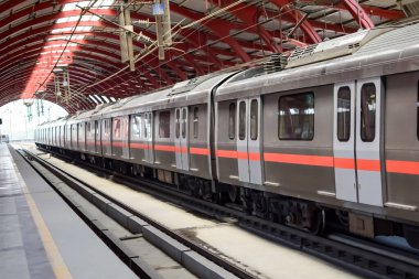 Yeni Delhi Hindistan - 09 Ekim 2023 - Delhi Metro treni Yeni Delhi, Hindistan, Asya 'daki Jhandewalan metro istasyonuna varıyor.