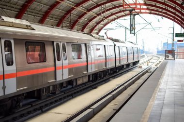 Yeni Delhi Hindistan - 09 Ekim 2023 - Delhi Metro treni Yeni Delhi, Hindistan, Asya 'daki Jhandewalan metro istasyonuna varıyor.