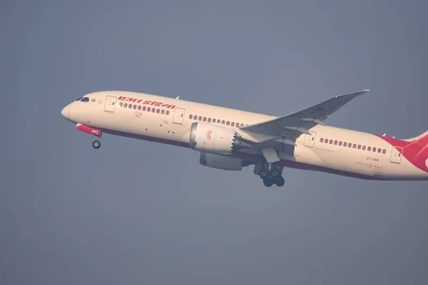 インド ニューデリー 12月25日2023 インディア エアバスA320は インドラ ガンジー国際空港デリーから離陸します 空気インド国内の航空機は 日中青空を飛んでいます — ストック写真