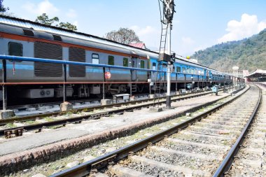 Kathgodam, Uttarakhand, Hindistan, 25 Eylül 2023 - Kathgodam tren istasyonunda sabah saatlerinde Hint tren istasyonu, Kathgodam, Uttarakhand tren istasyonu