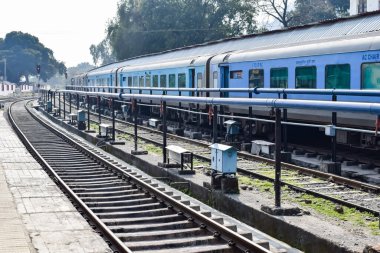 Kathgodam, Uttarakhand, Hindistan, 25 Eylül 2023 - Kathgodam tren istasyonunda sabah saatlerinde Hint tren istasyonu, Kathgodam, Uttarakhand tren istasyonu