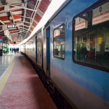 Kathgodam, Uttarakhand, Hindistan, 25 Eylül 2023 - Kathgodam tren istasyonunda sabah saatlerinde Hint tren istasyonu, Kathgodam, Uttarakhand tren istasyonu
