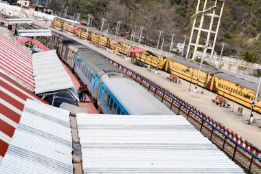 Kathgodam, Uttarakhand, Hindistan, 25 Eylül 2023 - Kathgodam tren istasyonunda sabah saatlerinde Hint tren istasyonu, Kathgodam, Uttarakhand tren istasyonu