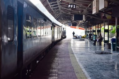 Kathgodam, Uttarakhand, Hindistan, 25 Eylül 2023 - Kathgodam tren istasyonunda sabah saatlerinde Hint tren istasyonu, Kathgodam, Uttarakhand tren istasyonu