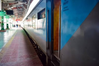 Kathgodam, Uttarakhand, Hindistan, 25 Eylül 2023 - Kathgodam tren istasyonunda sabah saatlerinde Hint tren istasyonu, Kathgodam, Uttarakhand tren istasyonu