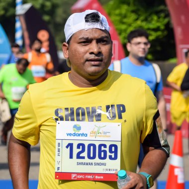 Yeni Delhi, Hindistan - 15 Ekim 2023 - Bitmek üzere olan maraton katılımcılarının bitiş çizgisini geçmek üzere olan Delhi Yarı Maratonu 2023