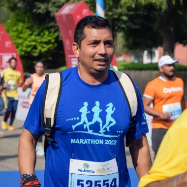 Yeni Delhi, Hindistan - 15 Ekim 2023 - Bitmek üzere olan maraton katılımcılarının bitiş çizgisini geçmek üzere olan Delhi Yarı Maratonu 2023