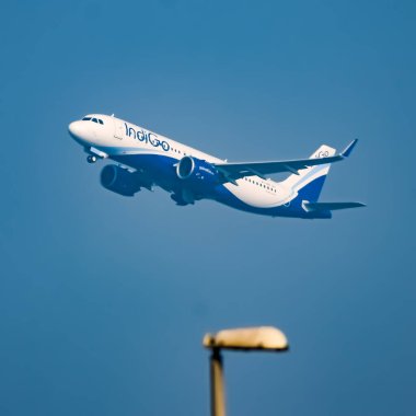 Yeni Delhi, Hindistan, 25 Aralık 2023 - Indigo Airbus A320 Indra Gandhi Uluslararası Havalimanı Delhi 'den havalanıyor, gündüz vakti mavi gökyüzünde uçan Indigo iç uçağı