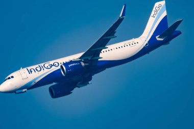 Yeni Delhi, Hindistan, 25 Aralık 2023 - Indigo Airbus A320 Indra Gandhi Uluslararası Havalimanı Delhi 'den havalanıyor, gündüz vakti mavi gökyüzünde uçan Indigo iç uçağı