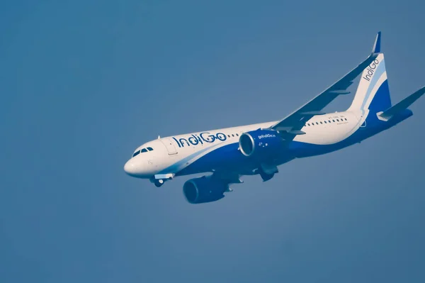 インド ニューデリー 2023年12月25日 インディゴ エアバスA320がインドラ ガンジー国際空港デリーから離陸し インディゴ国内の航空機が昼間に青空を飛行する — ストック写真