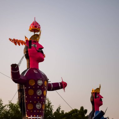 Ravnans 'ın Dussera festivali sırasında Hindistan, Delhi' de Ramleela 'da alevlenmesi, Dussera Fuarı sırasında Lord Rama' nın zaferini kutlamak için Ravana 'nın büyük heykeli ateşe verilmesi.