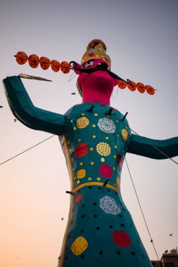 Ravnans 'ın Dussera festivali sırasında Hindistan, Delhi' de Ramleela 'da alevlenmesi, Dussera Fuarı sırasında Lord Rama' nın zaferini kutlamak için Ravana 'nın büyük heykeli ateşe verilmesi.