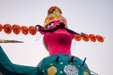 Ravnans 'ın Dussera festivali sırasında Hindistan, Delhi' de Ramleela 'da alevlenmesi, Dussera Fuarı sırasında Lord Rama' nın zaferini kutlamak için Ravana 'nın büyük heykeli ateşe verilmesi.