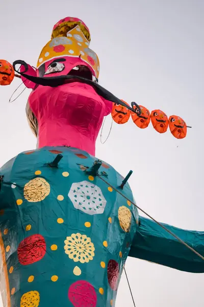 Ravnans 'ın Dussera festivali sırasında Hindistan, Delhi' de Ramleela 'da alevlenmesi, Dussera Fuarı sırasında Lord Rama' nın zaferini kutlamak için Ravana 'nın büyük heykeli ateşe verilmesi.