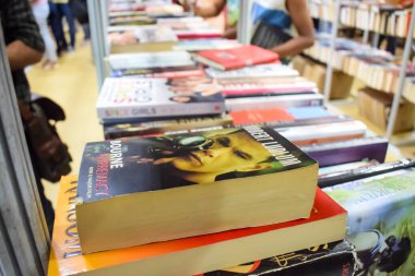 Yeni Delhi, Hindistan, Eylül 09 2023 - Delhi Uluslararası Kitap Fuarı 'ndaki bir kitap standında raflarda bulunan çeşitli kitaplar, Yıllık Kitap Fuarı' nda sergilenen kitaplar.