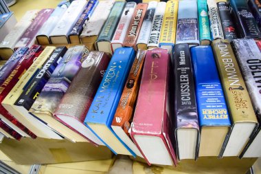 Yeni Delhi, Hindistan, Eylül 09 2023 - Delhi Uluslararası Kitap Fuarı 'ndaki bir kitap standında raflarda bulunan çeşitli kitaplar, Yıllık Kitap Fuarı' nda sergilenen kitaplar.