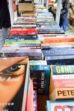 Yeni Delhi, Hindistan, Eylül 09 2023 - Delhi Uluslararası Kitap Fuarı 'ndaki bir kitap standında raflarda bulunan çeşitli kitaplar, Yıllık Kitap Fuarı' nda sergilenen kitaplar.