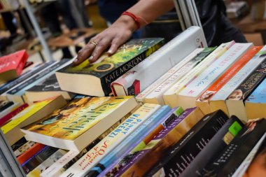 Yeni Delhi, Hindistan, Eylül 09 2023 - Delhi Uluslararası Kitap Fuarı 'ndaki bir kitap standında raflarda bulunan çeşitli kitaplar, Yıllık Kitap Fuarı' nda sergilenen kitaplar.