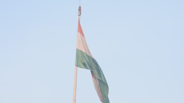 Bendera India Berkibar Tinggi Connaught Place Dengan Kebanggaan Langit Biru — Stok Video