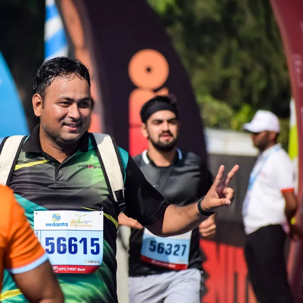 Yeni Delhi, Hindistan - 15 Ekim 2023 - Bitmek üzere olan maraton katılımcılarının bitiş çizgisini geçmek üzere olan Delhi Yarı Maratonu 2023