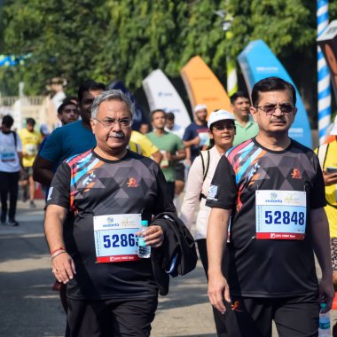 Yeni Delhi, Hindistan - 15 Ekim 2023 - Bitmek üzere olan maraton katılımcılarının bitiş çizgisini geçmek üzere olan Delhi Yarı Maratonu 2023