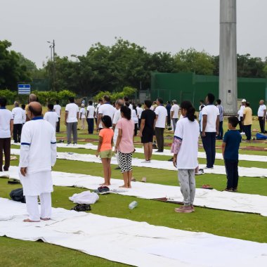 Yeni Delhi, Hindistan, 21 Haziran 2023 - Uluslararası Yoga Günü 'nde Delhi' deki Yamuna Spor Kompleksi 'nde grup Yoga egzersiz oturumu, kriket stadyumunda yoga derslerine katılan büyük bir grup yetişkin