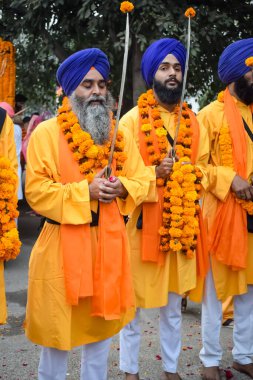 Delhi, Hindistan, 2 Ekim 2023 - Doğu Delhi bölgesinde Guru Nanak Dev, Nagar Kirtan 'ın doğum günü dolayısıyla geleneksel Nagar Kirtan, geleneksel Nagar geçit töreninde Sihler gatka ve dövüş sanatları sergiliyor
