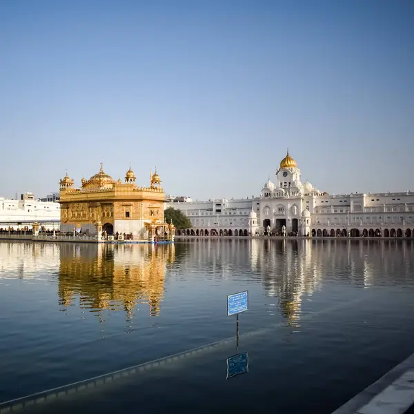 Altın Tapınağın güzel manzarası - Amritsar, Punjab, Hindistan 'daki Harmandir Sahib, Hindistan' ın ünlü Hint sih simgesi, Altın Tapınak, Amritsar, Hindistan 'daki Sihlerin ana mabedi