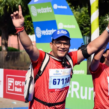Yeni Delhi, Hindistan - 15 Ekim 2023 - Bitmek üzere olan maraton katılımcılarının bitiş çizgisini geçmek üzere olan Delhi Yarı Maratonu 2023