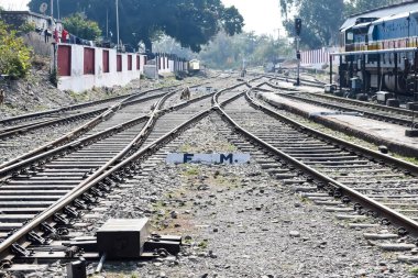 Hindistan 'daki Kathgodam tren istasyonu, oyuncak tren yolu manzarası, Hint tren yolu kavşağı, ağır sanayi