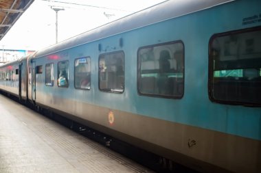Amritsar, Hindistan, 3 Şubat 2024 - Amritsar tren istasyonunda sabah treni, Amritsar, Punjab tren istasyonunda renkli tren