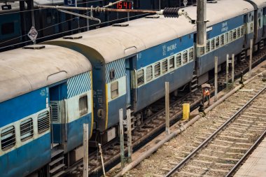 Amritsar, Hindistan, 3 Şubat 2024 - Amritsar tren istasyonunda sabah treni, Amritsar, Punjab tren istasyonunda renkli tren