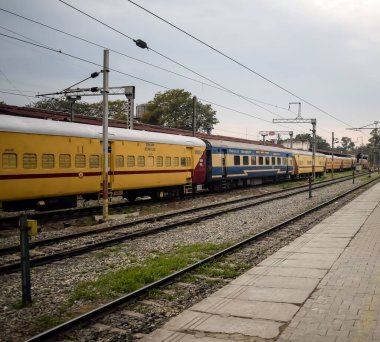 Amritsar, Hindistan, 3 Şubat 2024 - Amritsar tren istasyonunda sabah treni, Amritsar, Punjab tren istasyonunda renkli tren