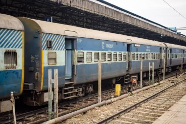 Amritsar, Hindistan, 3 Şubat 2024 - Amritsar tren istasyonunda sabah treni, Amritsar, Punjab tren istasyonunda renkli tren