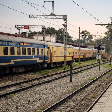 Amritsar, Hindistan, 3 Şubat 2024 - Amritsar tren istasyonunda sabah treni, Amritsar, Punjab tren istasyonunda renkli tren