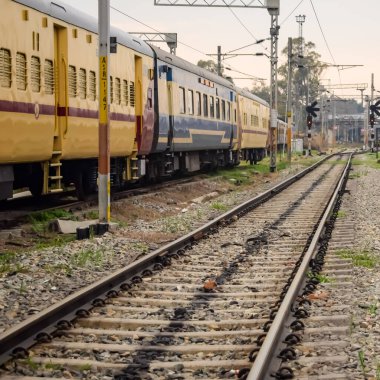 Amritsar, Hindistan, 3 Şubat 2024 - Amritsar tren istasyonunda sabah treni, Amritsar, Punjab tren istasyonunda renkli tren