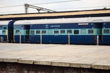 Amritsar, Hindistan, 3 Şubat 2024 - Amritsar tren istasyonunda sabah treni, Amritsar, Punjab tren istasyonunda renkli tren