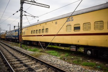 Amritsar, Hindistan, 3 Şubat 2024 - Amritsar tren istasyonunda sabah treni, Amritsar, Punjab tren istasyonunda renkli tren