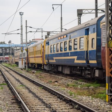 Amritsar, Hindistan, 3 Şubat 2024 - Amritsar tren istasyonunda sabah treni, Amritsar, Punjab tren istasyonunda renkli tren