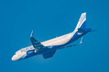Yeni Delhi, Hindistan, 25 Aralık 2023 - Indigo Airbus A320 Indra Gandhi Uluslararası Havalimanı Delhi 'den havalanıyor, gündüz vakti mavi gökyüzünde uçan Indigo iç uçağı